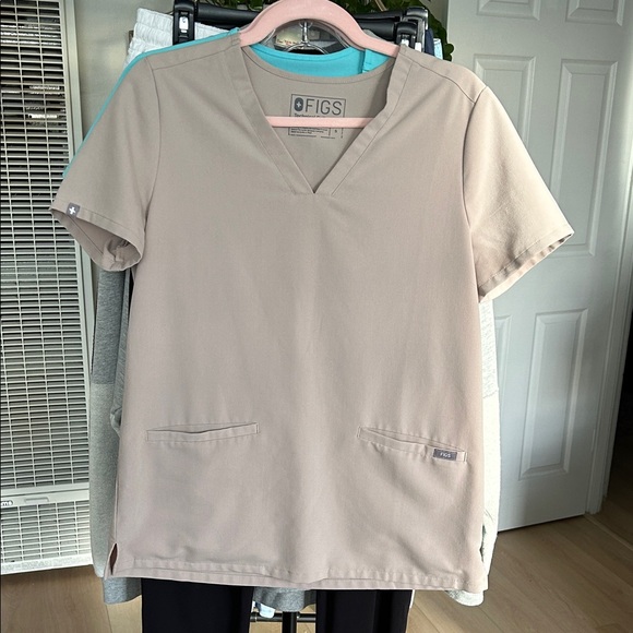Figs Tops - Figs Women’s Casma Three-Pocket Scrub Top. Size Small. Good condition.
